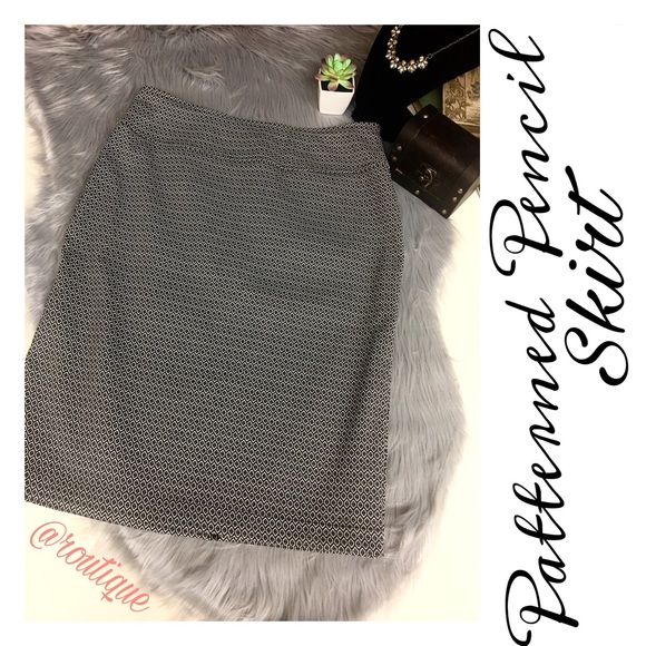 Dresses & Skirts - Adorable black and white patterned pencil skirt